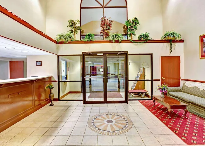 Days Inn & Suites By Wyndham Louisville Sw